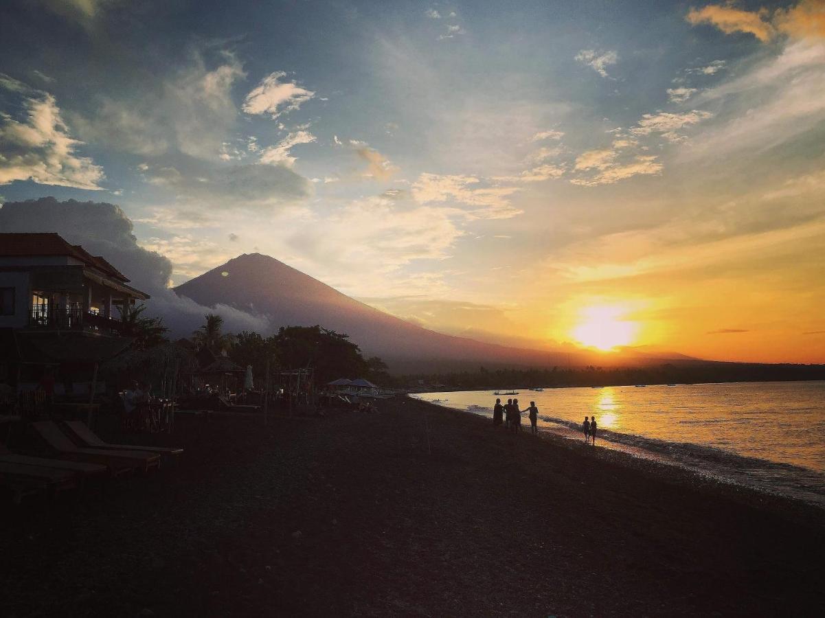 Black Sand Hostel Amed Exteriör bild